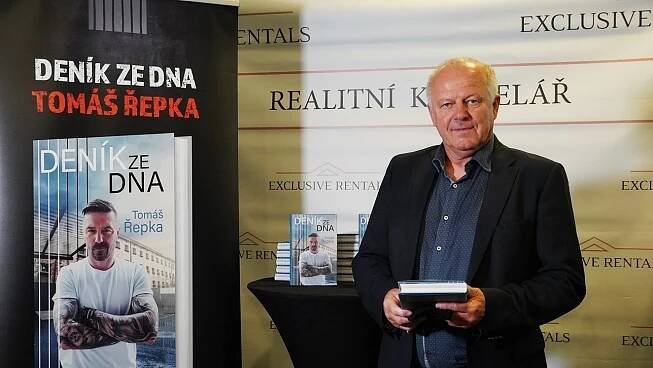 Tomáš Řepka pokřtil knihu Deník ze dna. Kmotrem byl Josef Chovanec a řada dalších VIP fotbalistů - VIP Bulvár 