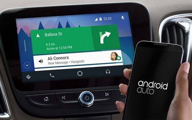 Android Auto obsahuje zjednodušenou mobilní verzi navigace Google Maps a Waze