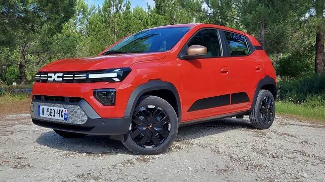 Dacia Spring po modernizaci výrazně dospěla. Hlavní předností zůstává nízká cena