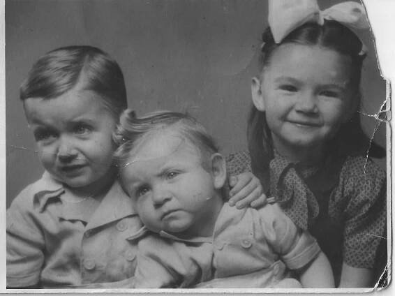 Marián Hošek se sestrou Zdenou a bratrem Jozefem, 1951
