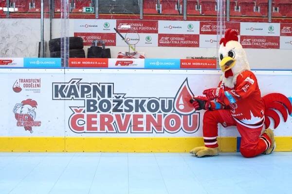 Kohouti znovu kápli božskou červenou. Tentokrát i s fanoušky přímo na hrací ploše!