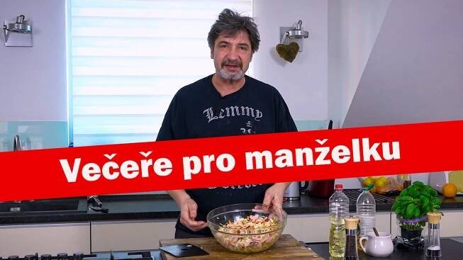 Babica s láskou připravuje výborný salát se sýrem pro svou manželku Eriku
