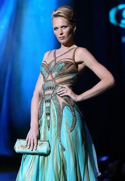 Diana Kobzanová jako figurína: Šaty Blanky Matragi bude obdivovat anglická královna na vítězce Grammy