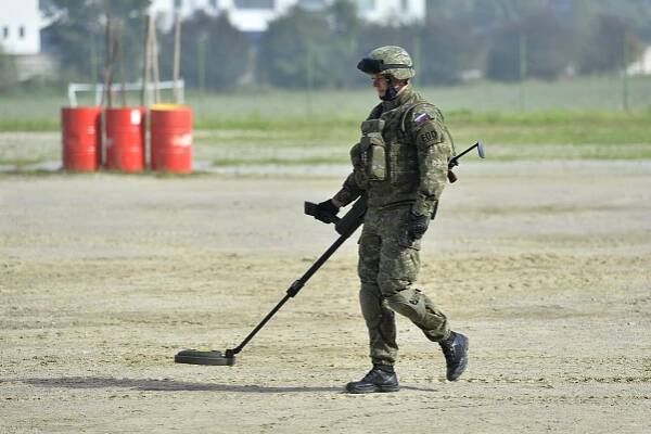 Naša armáda bude cvičiť ukrajinských vojakov v hľadaní výbušnín
