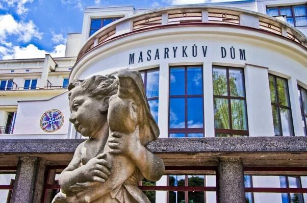 Masarykův dům je největší ubytovací budovou lázní.