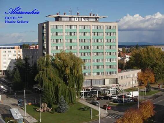 FOTO: To se nepovedlo. Alzabox v Hradci stojí hned vedle sochy Květu Polabí