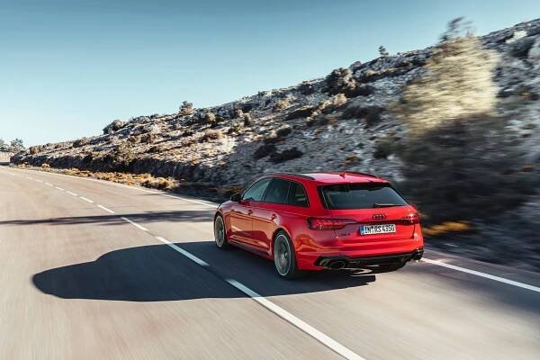 Jak vypadá perfektní rodinné kombi, které ve volném čase prožene i sporťáky? Jako Audi RS4 Avant po faceliftu