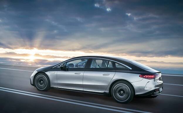 Mercedes přehrává Teslu na jejím hřišti. Dál než nové EQS dojede jen Model S Plaid+