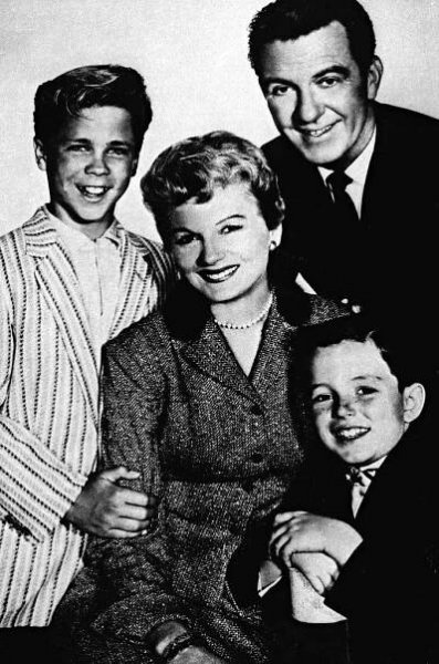 Barbara Billingsley, TV’s June Cleaver, Dies at 94 - The New York Times