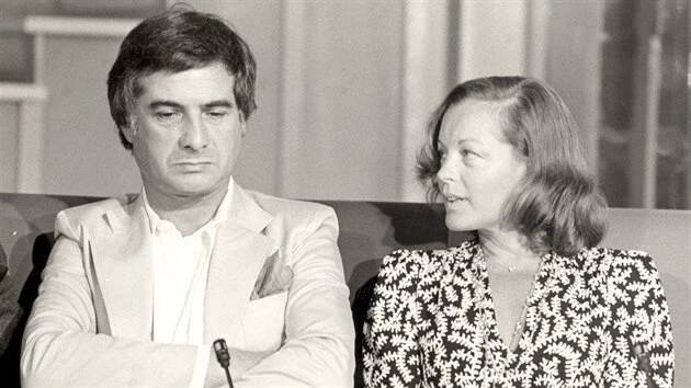 Před Alainem Delonem Romy Schneiderovou varoval její dlouholetý přítel Jean-Claude Brialy „Já jsem se s ní přátelil 25 let a pokud šlo o Alaina, řekl jsem jí: Zvolila jsi to nejhorší. Toho kluka trochu znám a není to nic pro tebe,“ uvedl pro Spiegel.