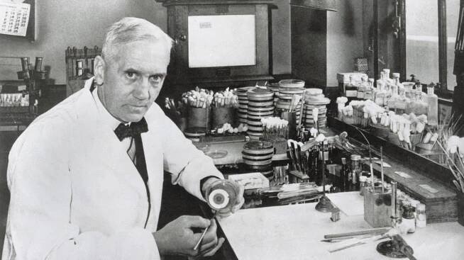Před 90 lety se Alexander Fleming pochlubil objevem penicilinu. Zachránil tím miliony životů - Novinky