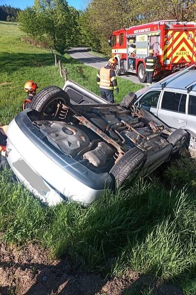Ke střetu dvou osobních aut došlo v pondělí po 17 hodině v Držkové na Zlínsku, kdy jedno po nehodě skončilo na střeše.