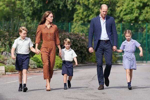 Princ George, princezna Charlotte a princ Louis v doprovodu svých rodičů vévody a vévodkyně z Cambridge.