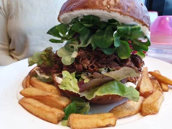 Queens Burger s trhaným masem