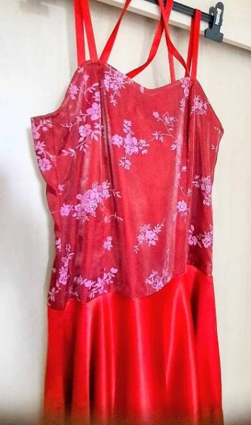 Výhodný bazar – prodej kostýmů, sukní, triček, závojů, šátků na břišní orientální tance a na flamenco - Umělecká produkce