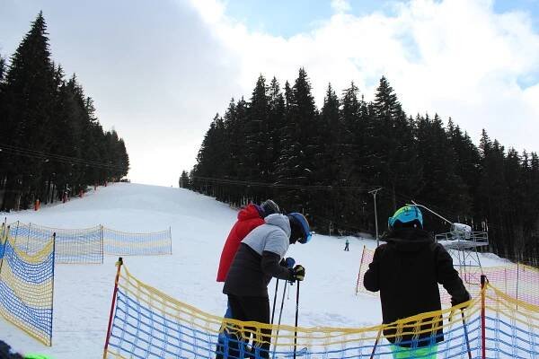 VIDEO: Z kopců sviští lyže, prkna i pekáče. Pojďte s námi na olešnické sjezdovky