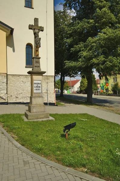 Soubor:Kříž před kostelem svatých Cyrila a Metoděje, Molenburk, Vysočany, okres Blansko.jpg