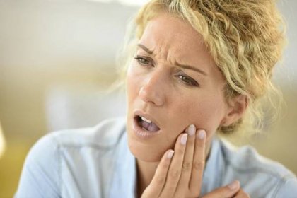 Zubař ženě odmítl léčit bolavý zub a připravil ji tím o zdraví