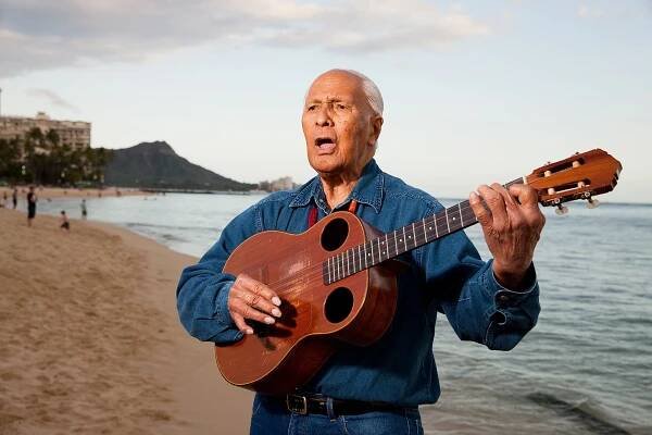 Eddie Kamae, an Innovator and a Historian on Four Strings, Dies at 89