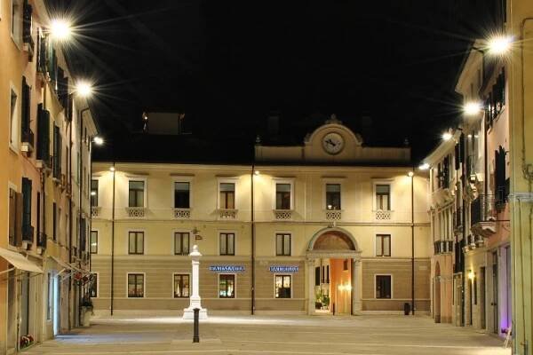 Náměstí Piazza Santa Maria dei Battuti v Trevisu: moderní světelné technologie vracejí místu historii