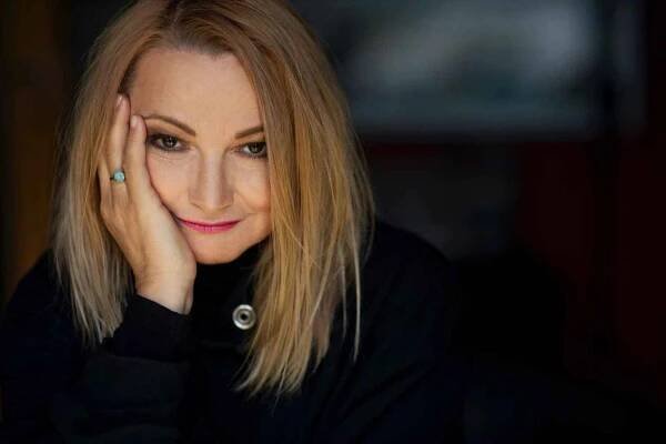 „Když se s někým rozejdete, život se vám dost změní,“ říká z vlastní zkušenosti  herečka Anna Šišková