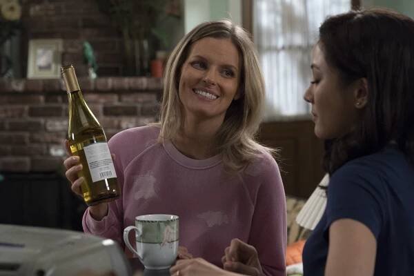 Huangovi v Americe - The Hand That Sits the Cradle - Z filmu - Chelsey Crisp