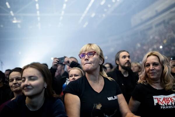 VIDEO, FOTO: Po čertech velkej koncert Kabátů doslova rozohnil libereckou arénu