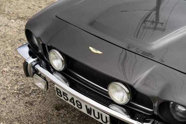 K mání je Aston Martin z bondovky Dech života, s nímž agent 007 prchal z „Bratislavy“. Má lyže a funkční plamenomet