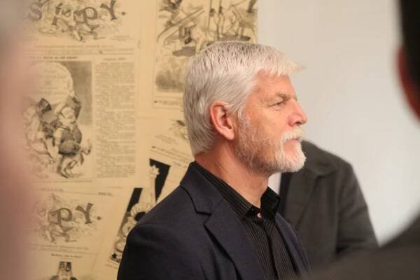 Prezident Pavel v Hodoníně. Muzeum mu věnovalo vzácnou medaili s Masarykem