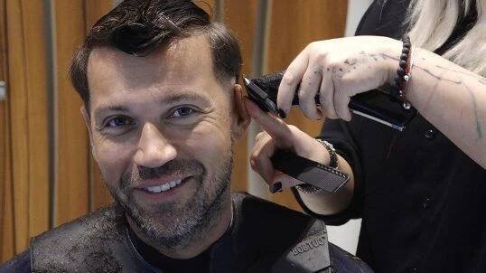 Co to má na hlavě? Lukáš Hejlík si nechal vytvořit účes představeného z kláštera