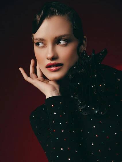 Základová fotografie na téma atraktivní, blesky, červené oblečení, couture, důvěra, elegance, elegantní, fashion modelka