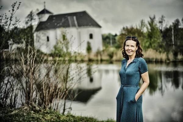 Co Češi čtou v létě? Karin Lednickou, Roberta Bryndzu a spoustu knih, za které se stydí