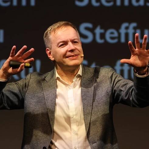 Kabarettist Steffen Möller performt auf einer Bühne. Kabarettist Steffen Möller blickt auf unser Verhältnis mit Polen wie "Alfons" auf das mit Frankreich. Mit liebevoller Ironie macht er augenzwinkernde Beobachtungen über Unterschiede und Gemeinsamkeiten – wie in "Viva Polonia" und "Polnische Paartherapie". Über sein Leben zwischen Deutschland und Polen, über Gemeinsamkeiten und Unterschiede mit unseren Nachbarn im Osten und die aktuelle Politik in Polen sprechen wir mit Steffen Möller in SWR1 Leute. (Foto: Harald Kirsch Pobierz)