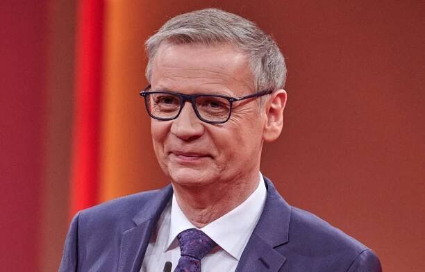 „Mit dem Fuß umgeknickt“ – Günther Jauch kommt auf Krücken