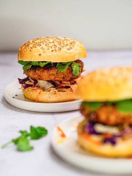 Asijský chicken burger