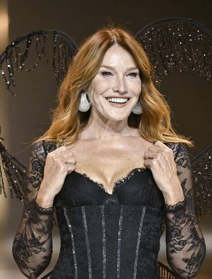 Carla Bruni (56) poprvé na mole Victoria’s Secret! Být tady manžel, dostane infarkt, konstatovala bývalá první dáma Francie