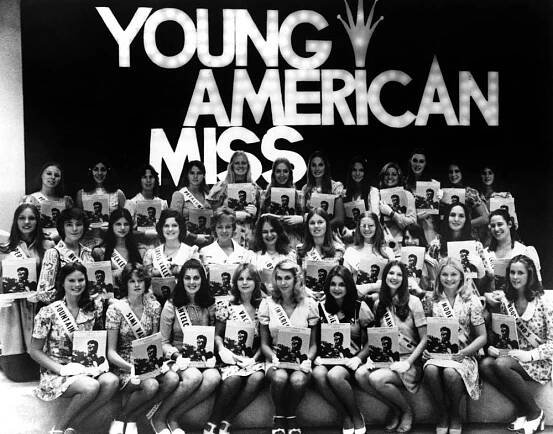 SMILE, Melanie Griffith, Joan Prather, Denise Nickerson, Colleen Camp, Annette O'Toole (all in front row), 1975