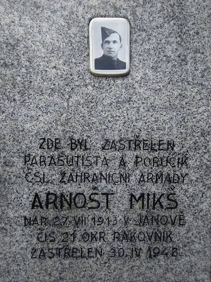Soubor:Pomník Arnošt Mikš Požáry Městečko u Křivoklátu (6).jpg – Wikipedie