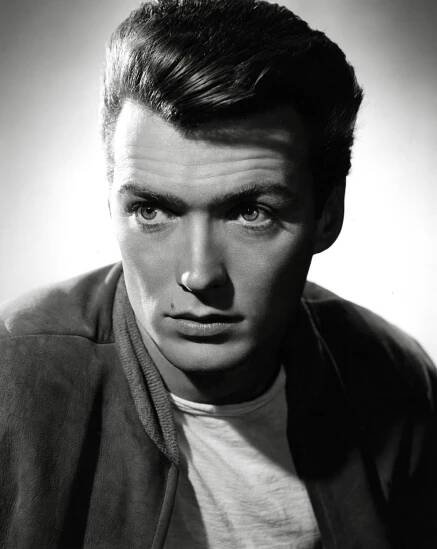 Clint Eastwood byl v mládí neskutečný hezoun. Na 60 let staré fotografii předvádí své dokonalé rysy i zadumaný pohled