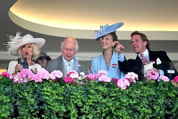 Královna Camilla, král Karel III., lady Gabriella Kingston a Thomas Kingston na dostizích.