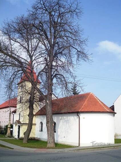 kostel sv. Anny, za ním je škola