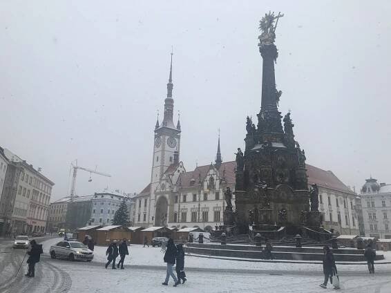 Sníh zasypal Hanou i kopce, na silnicích opatrně. Takto to dnes v kraji vypadá