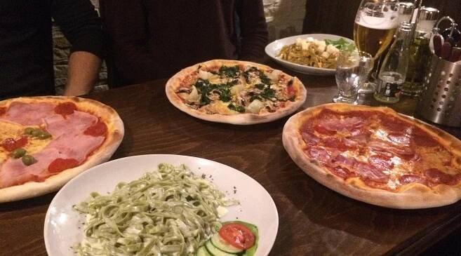 4 pers...dinner with lot of delicious food!! Cheap also :) not a huge restaurant,but nice. Summe