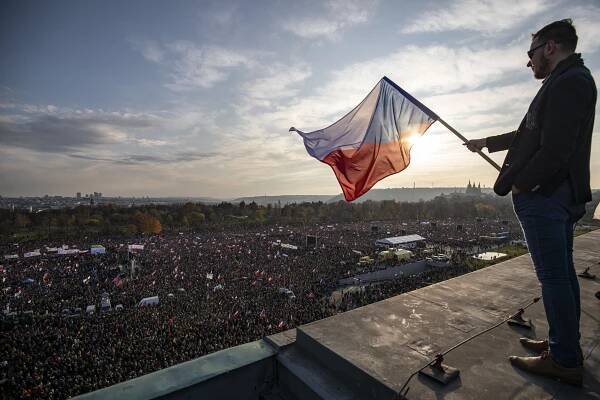 Tragédií by byl ústavní puč, ale i demonstranti, kteří si hrají na četníka