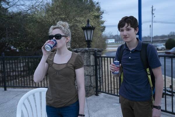 Ozark - Začátek konce - Z filmu - Julia Garner, Skylar Gaertner