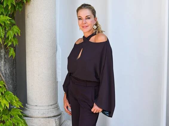 I look casual delle star al Festival di Venezia 2025: Claudia Gerini monocromatica (e tutti gli altri outfit)