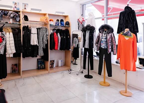 27 Aucora, Piešťany, nákupné centrum, kúpele, kúpeľný ostrov,obchod, obchod s oblečením, kam do mesta, kde nakupovať, značkové oblečenie, pánska móda, dámska móda, šperky, parfúmy,