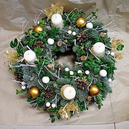 Adventní věnec na stůl, bílé svíčky, zlaté a bílé ozdoby - Obrázek 3