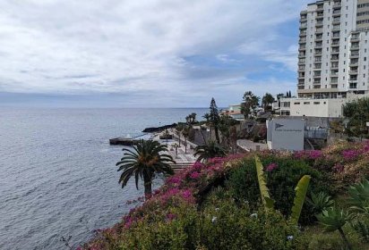 Shows the Lido promenade area - Funchal travel guide