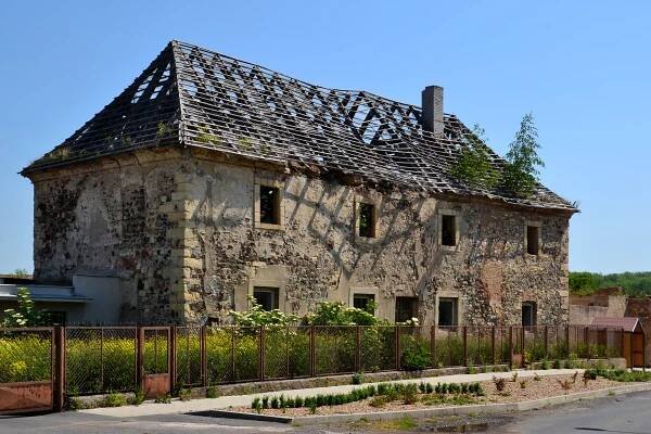 Soubor:Hrobčice 2015 - zámek 1.jpg